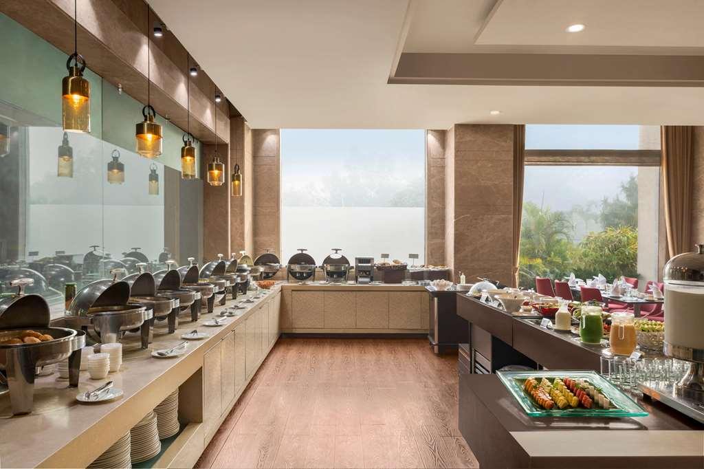 Hotel Ramada By Wyndham New Delhi Pitampura Restaurace fotografie