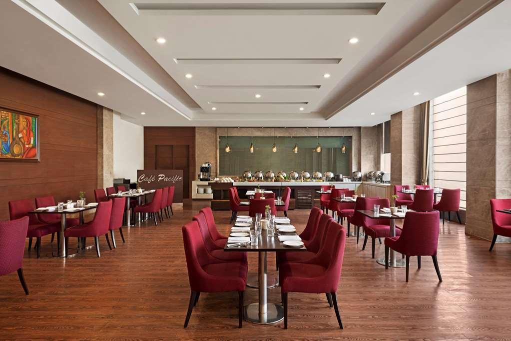 Hotel Ramada By Wyndham New Delhi Pitampura Restaurace fotografie