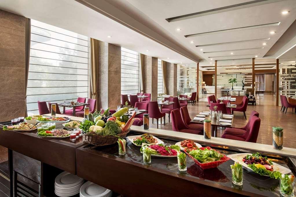 Hotel Ramada By Wyndham New Delhi Pitampura Restaurace fotografie