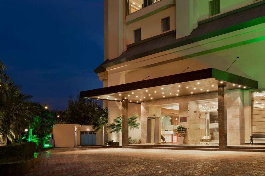 Hotel Ramada By Wyndham New Delhi Pitampura Exteriér fotografie