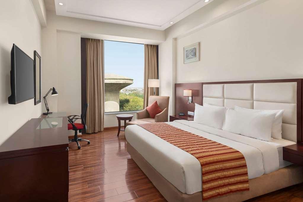 Hotel Ramada By Wyndham New Delhi Pitampura Pokoj fotografie