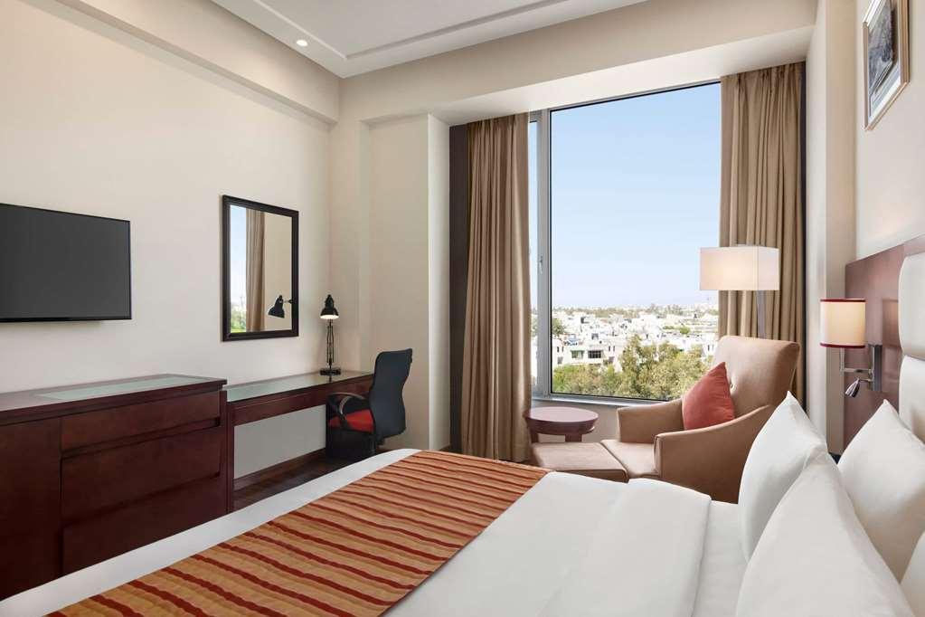 Hotel Ramada By Wyndham New Delhi Pitampura Pokoj fotografie